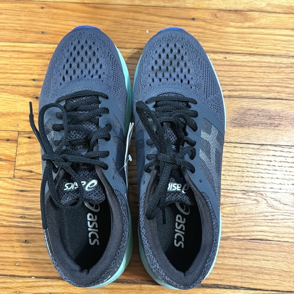 New with tags. ASICS RoadHawk FF. Size 7 women’s. Dark grey/silver/glacier sea - Picture 5 of 7